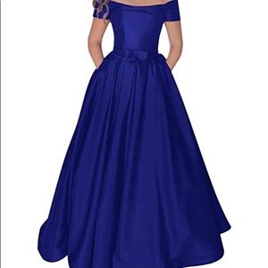 Blue off the shoulder promdress with HUGE POCKETS!